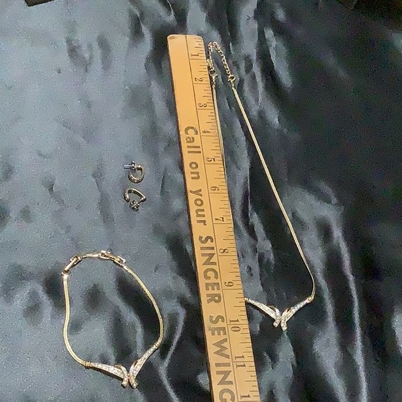 Vintage Avon, necklace, bracelet and earrings set. - Picture 15 of 16